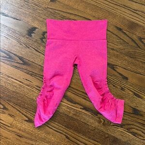 Lululemon Athletica Women’s Bright Pink Ruched Capri Leggings